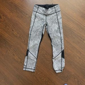 Lululemon white/ black Cropped Legging